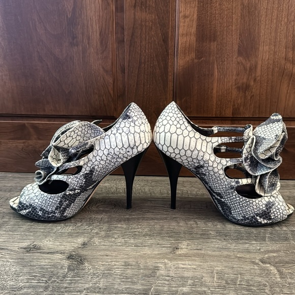 Saks Fifth Avenue Ruffled Snake Print Heels, leather 8.5, open toe, 4.5” heel - Picture 2 of 8